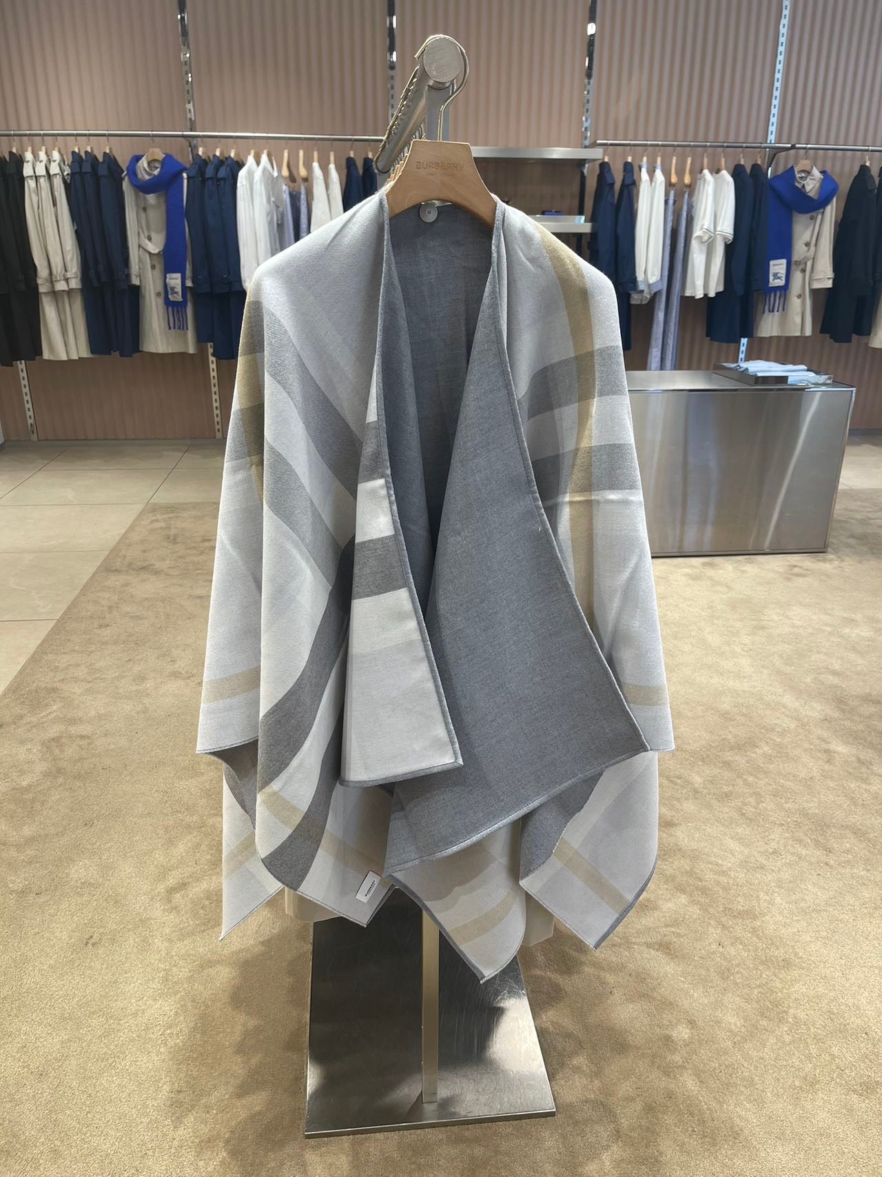Burberry reverse poncho 巴寶莉雙面斗篷