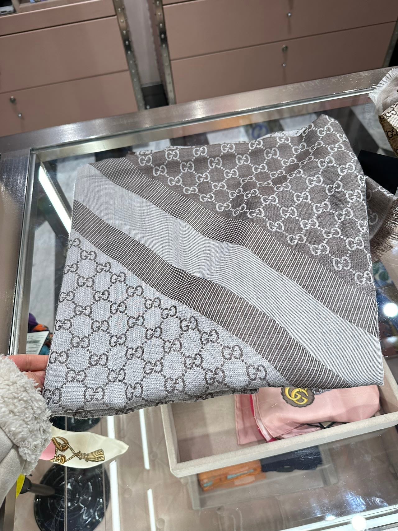Gucci shawl scarf 古馳方型披肩圍巾*