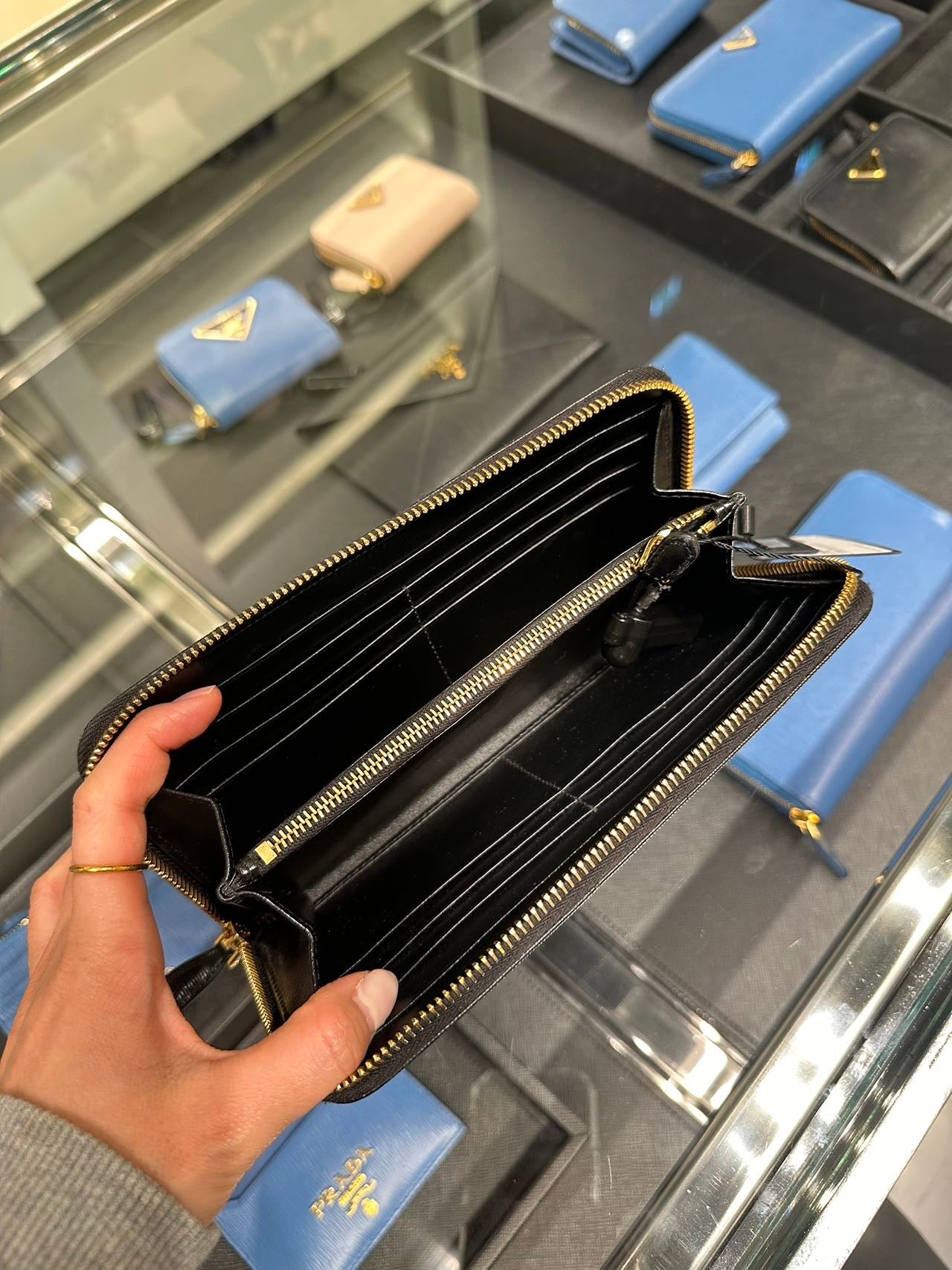 Prada long wallet 普拉達三角LOGO水波紋拉鏈長夾