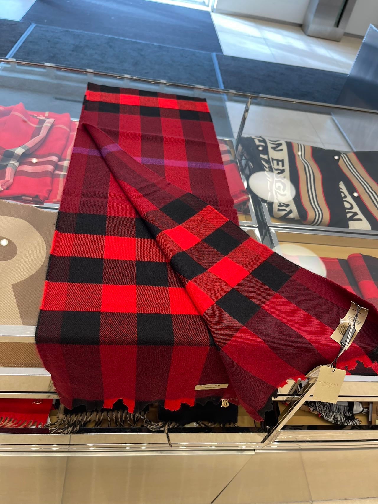 Burberry classic red scarf 巴寶莉經典紅格紋圍巾