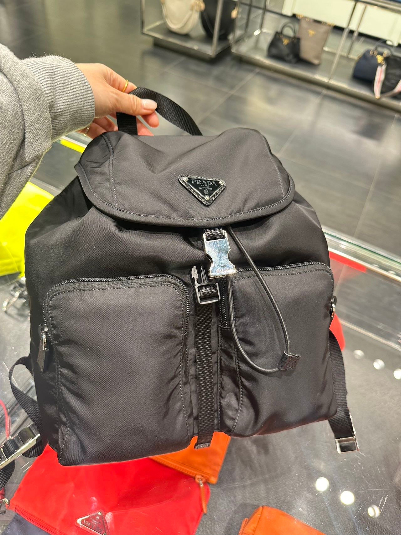 Prada tessuto backpack  普拉達經典降落傘布後背包