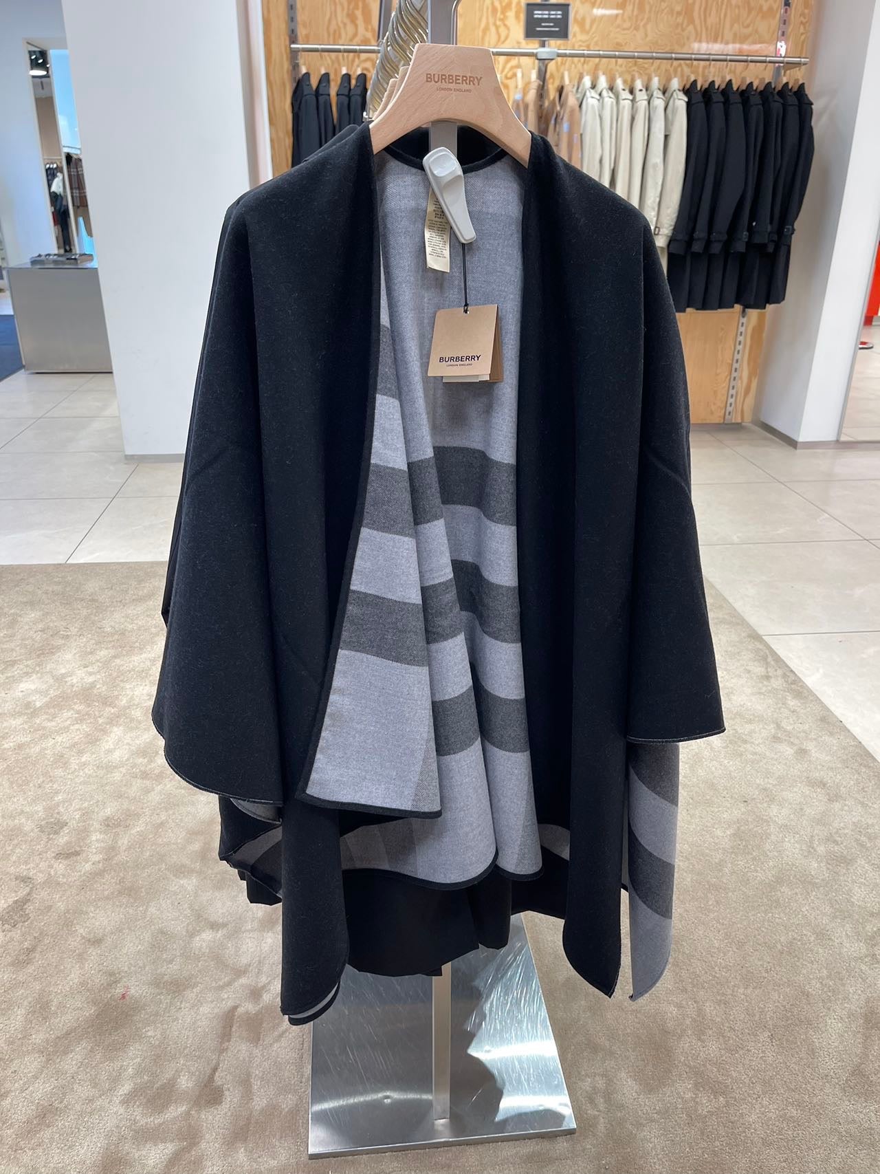 Burberry reverse poncho 巴寶莉雙面斗篷