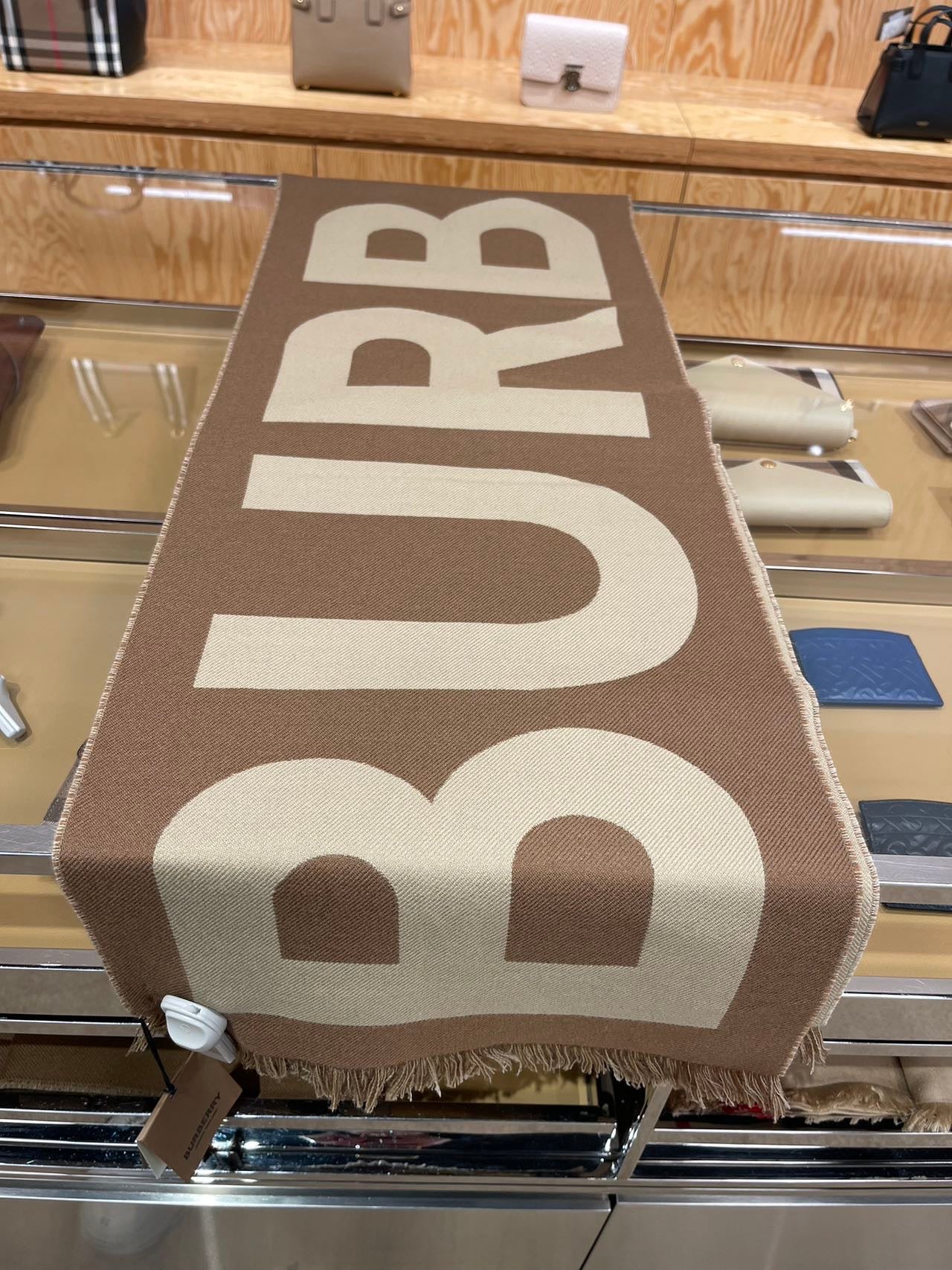 Burberry Two-Toned Logo Scarf巴寶莉雙面跳色圍巾