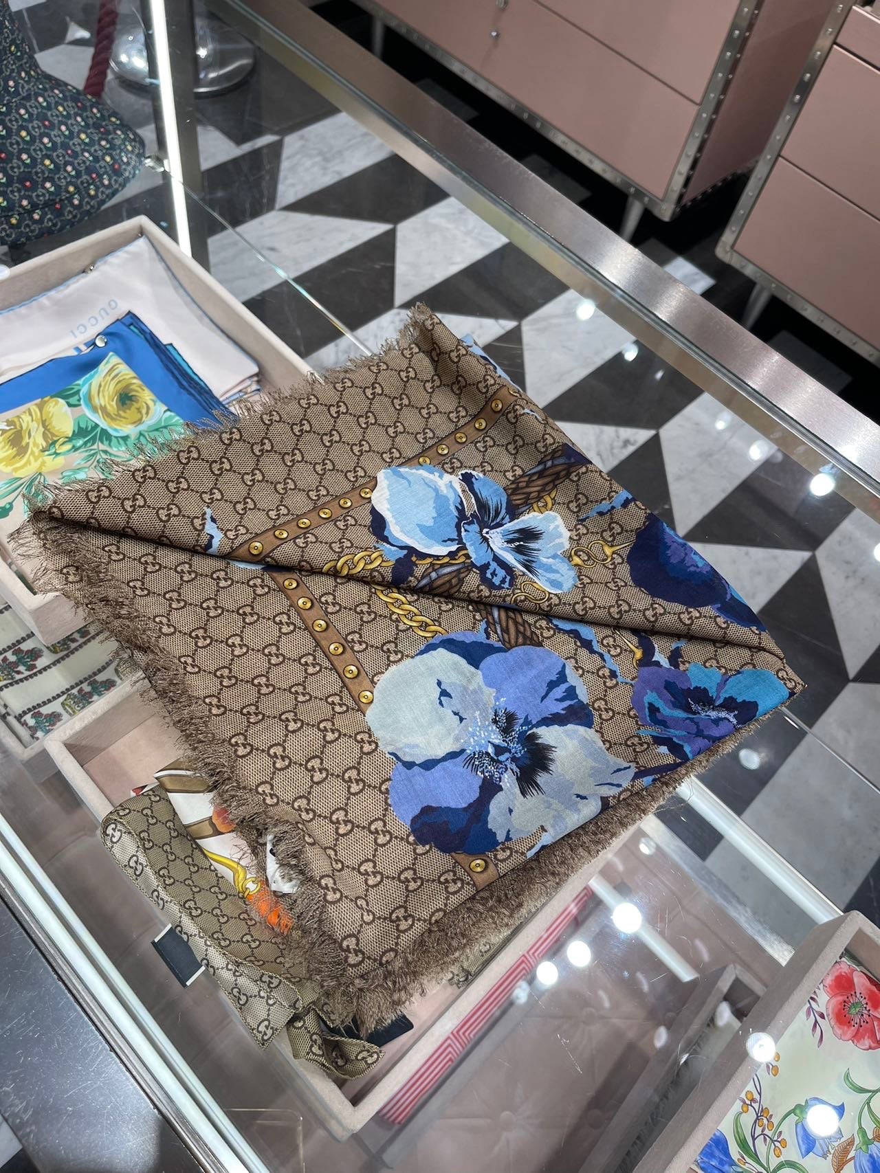 Gucci GG logo flower scarf 古馳披肩絲巾圍巾