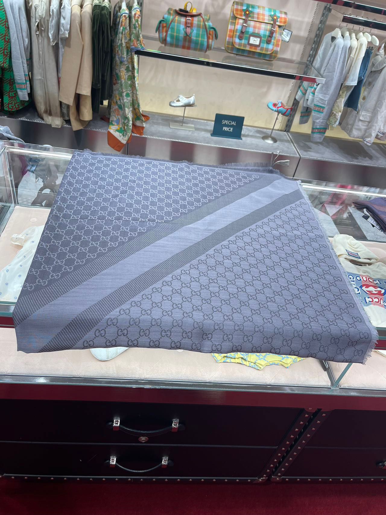 Gucci shawl scarf 古馳方型披肩圍巾*