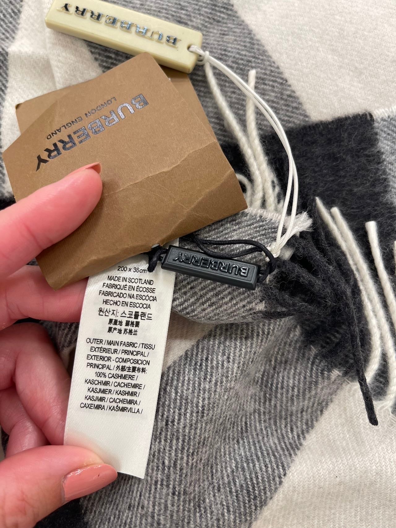 Burberry classic scarf 巴寶莉經典格紋圍巾