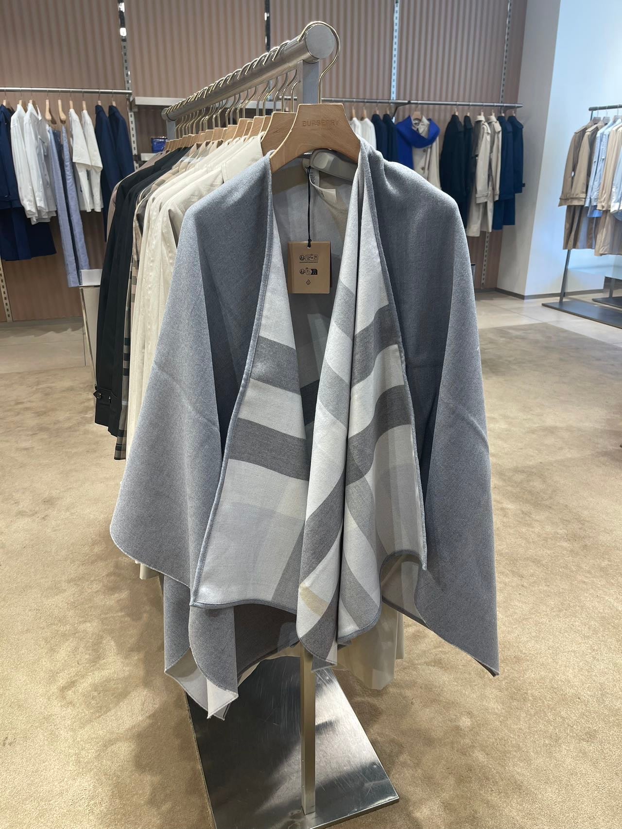 Burberry reverse poncho 巴寶莉雙面斗篷