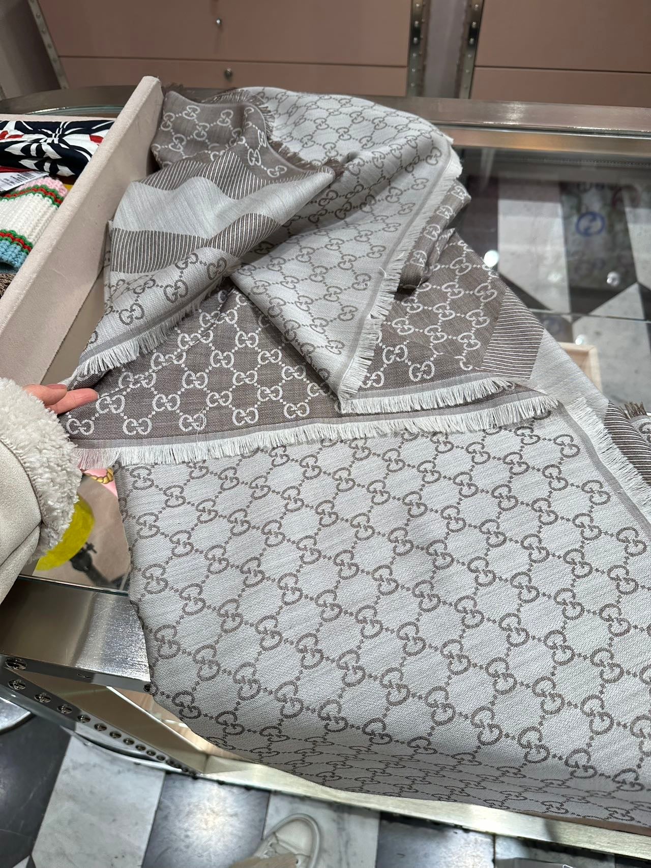 Gucci shawl scarf 古馳方型披肩圍巾*