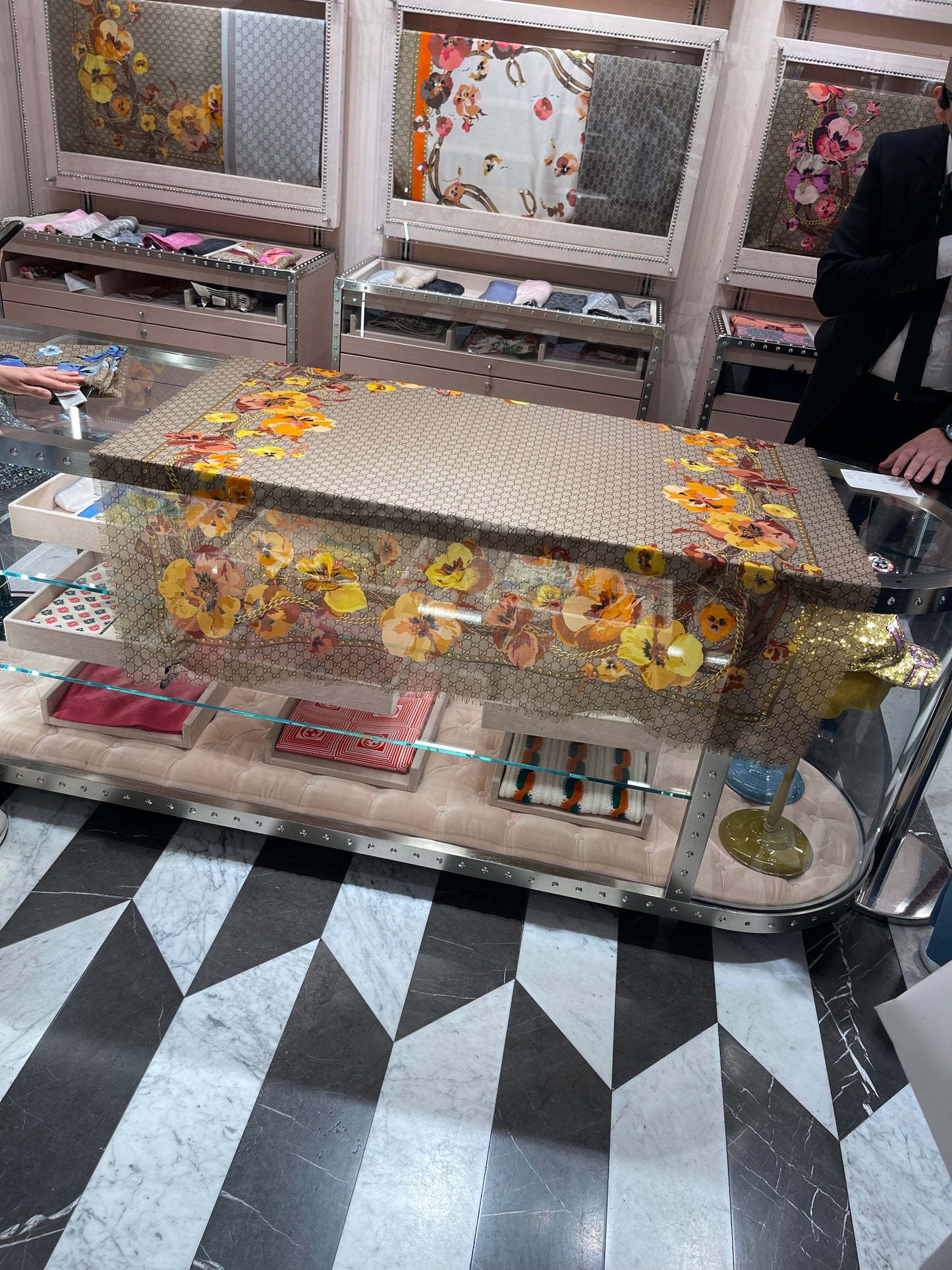 Gucci GG logo flower scarf 古馳披肩絲巾圍巾