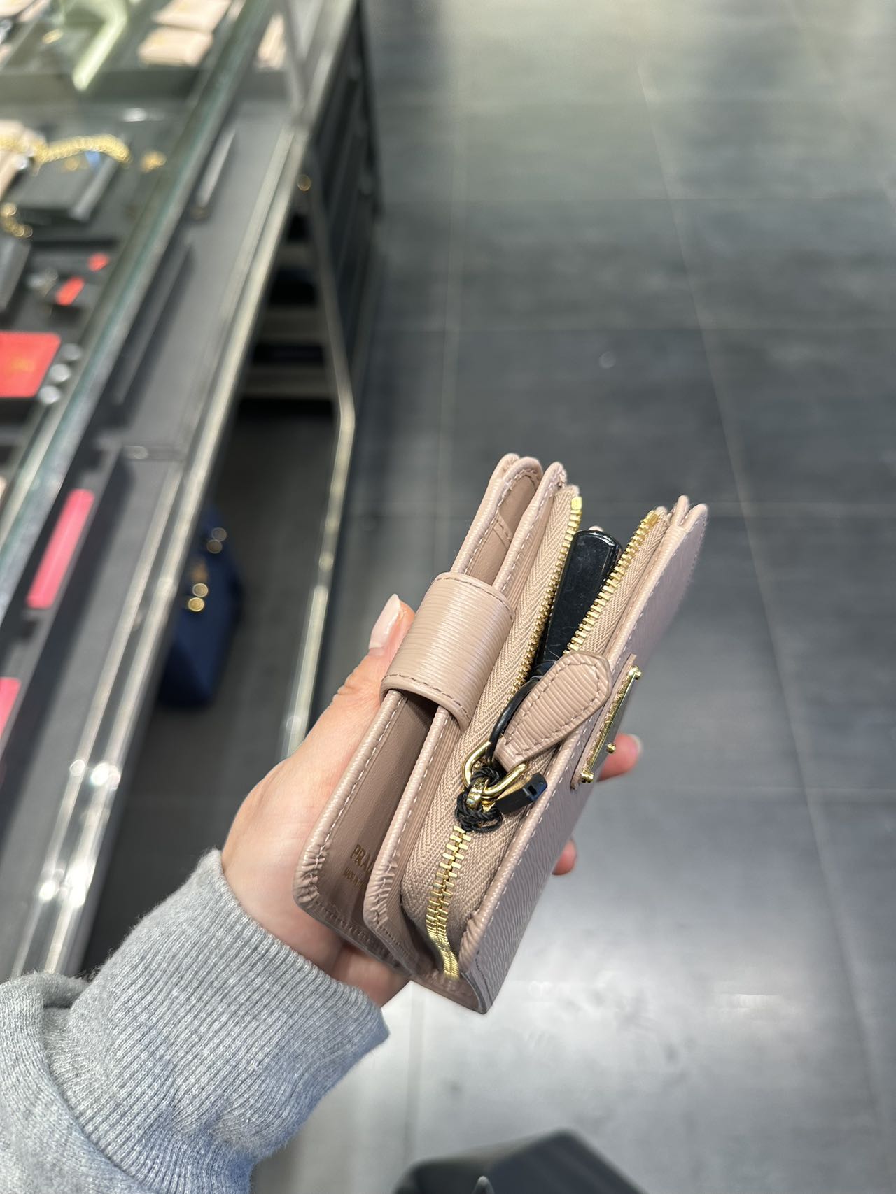 Prada female purse普拉達水波紋三角LOGO對折皮夾外側零錢包