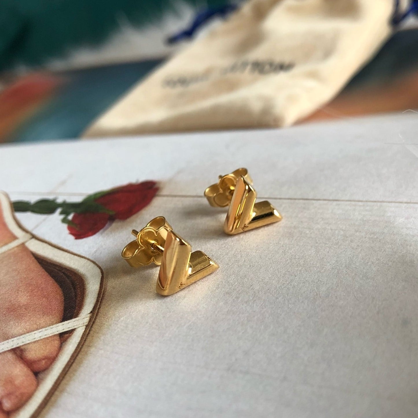 Louis Vuitton Essential V earrings | Classic V earrings