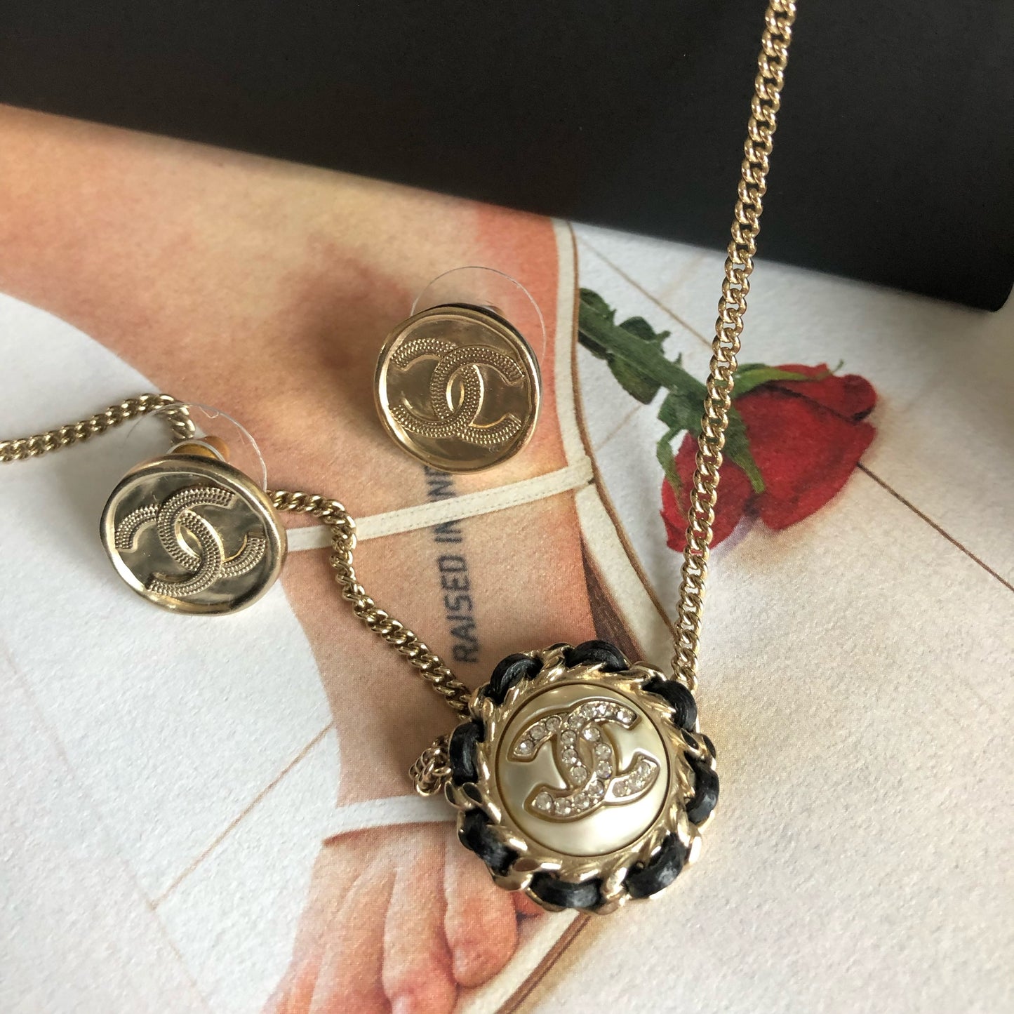 Chanel fashion acc leather deco nack lace | Chanel vintage design necklace