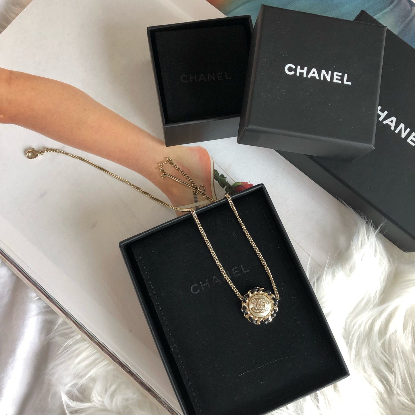 Chanel fashion acc leather deco nack lace | Chanel vintage design necklace