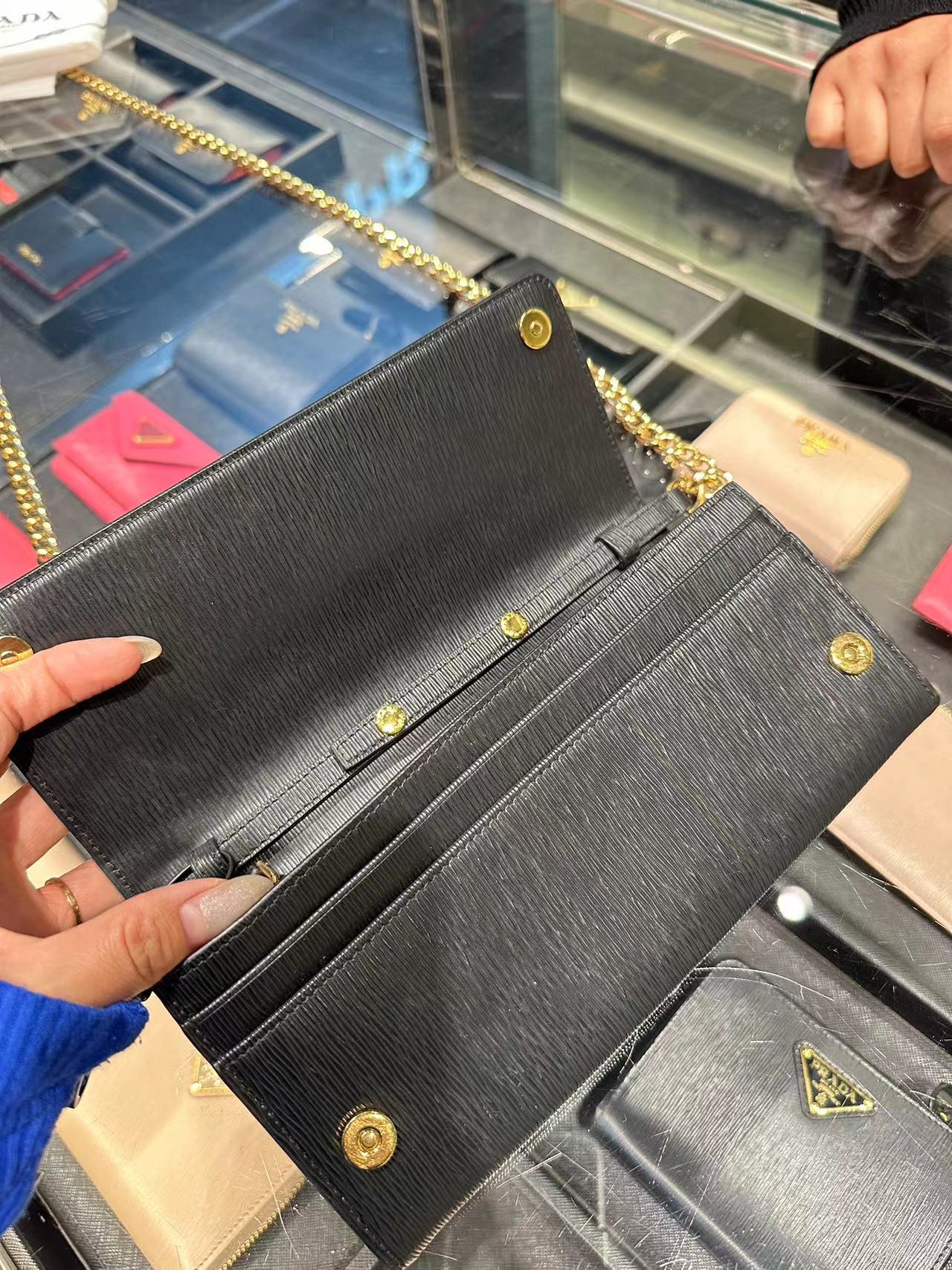 Prada wallet on chain 普拉達水波紋鏈條包